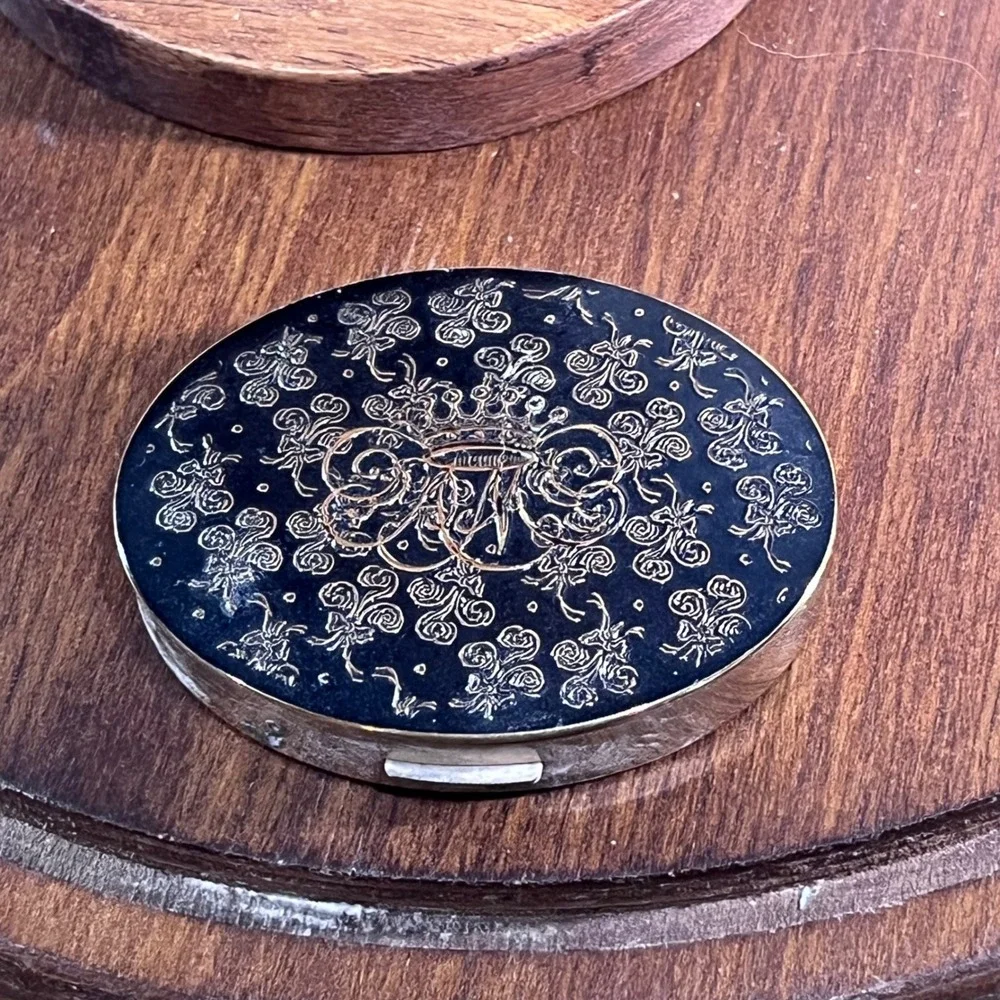 Vtg Alexandra de Markoff Black Gold Enamel Floral Crest Oval Powder Compact